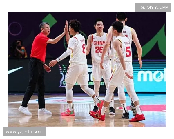 中国男篮新帅亮相首战不敌澳洲 球迷期待年轻阵容崛起 中国男篮新帅亮相首战不敌澳洲 球迷期待年轻阵容崛起