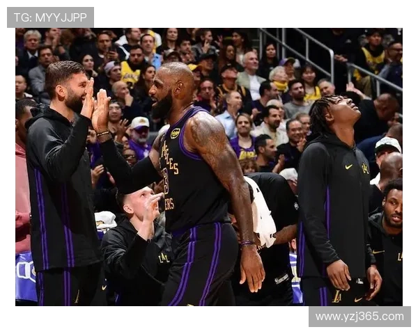 詹姆斯带领湖人逆转勇士 全场轰下三双再创生涯新高 詹姆斯带领湖人逆转勇士 全场轰下三双再创生涯新高