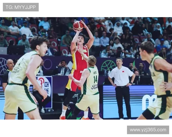 中国男篮迎战澳大利亚队激烈对抗 赛前备战透露出强大信心